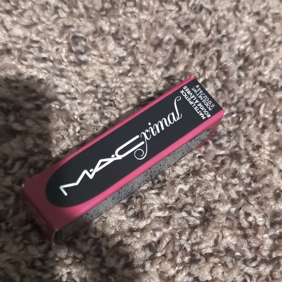 NEW! MAC Maximal Lipstick - Picture 4 of 8